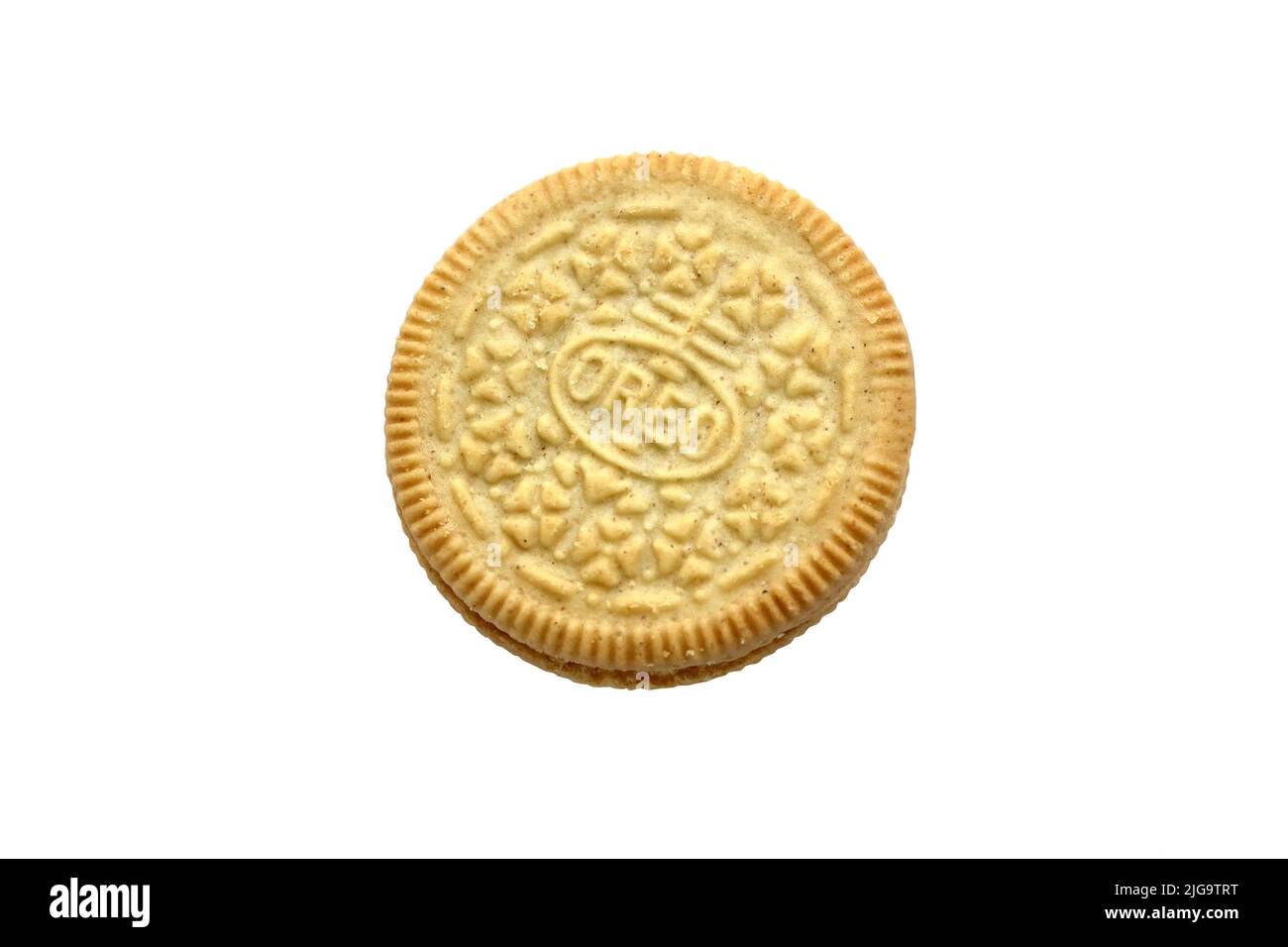 TERNOPIL, UKRAINE - 28 MAI 2022 : biscuit croustillant doré Oreo sur fond blanc. La marque Oreo est la propriété de la société américaine Mondelez international Banque D'Images