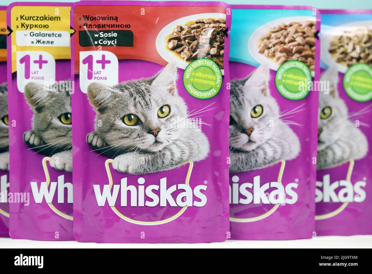 KHARKIV, UKRAINE - 06 FÉVRIER 2021 : gros plan sur les paquets de nourriture pour animaux de compagnie de marque Whiskas. Whiskas est une marque mondiale de nourriture pour chats produite par l'AME Banque D'Images