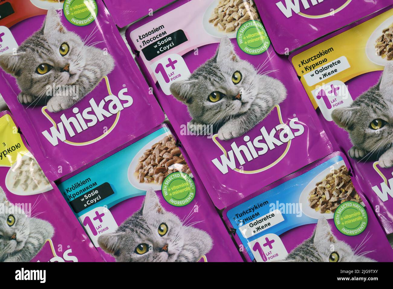 KHARKIV, UKRAINE - 06 FÉVRIER 2021 : gros plan sur les paquets de nourriture pour animaux de compagnie de marque Whiskas. Whiskas est une marque mondiale de nourriture pour chats produite par l'AME Banque D'Images