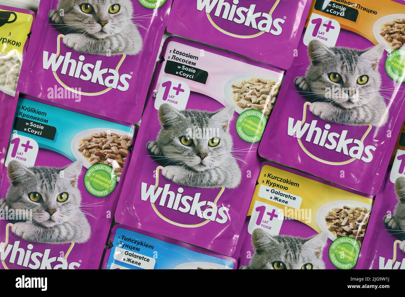 KHARKIV, UKRAINE - 06 FÉVRIER 2021 : gros plan sur les paquets de nourriture pour animaux de compagnie de marque Whiskas. Whiskas est une marque mondiale de nourriture pour chats produite par l'AME Banque D'Images