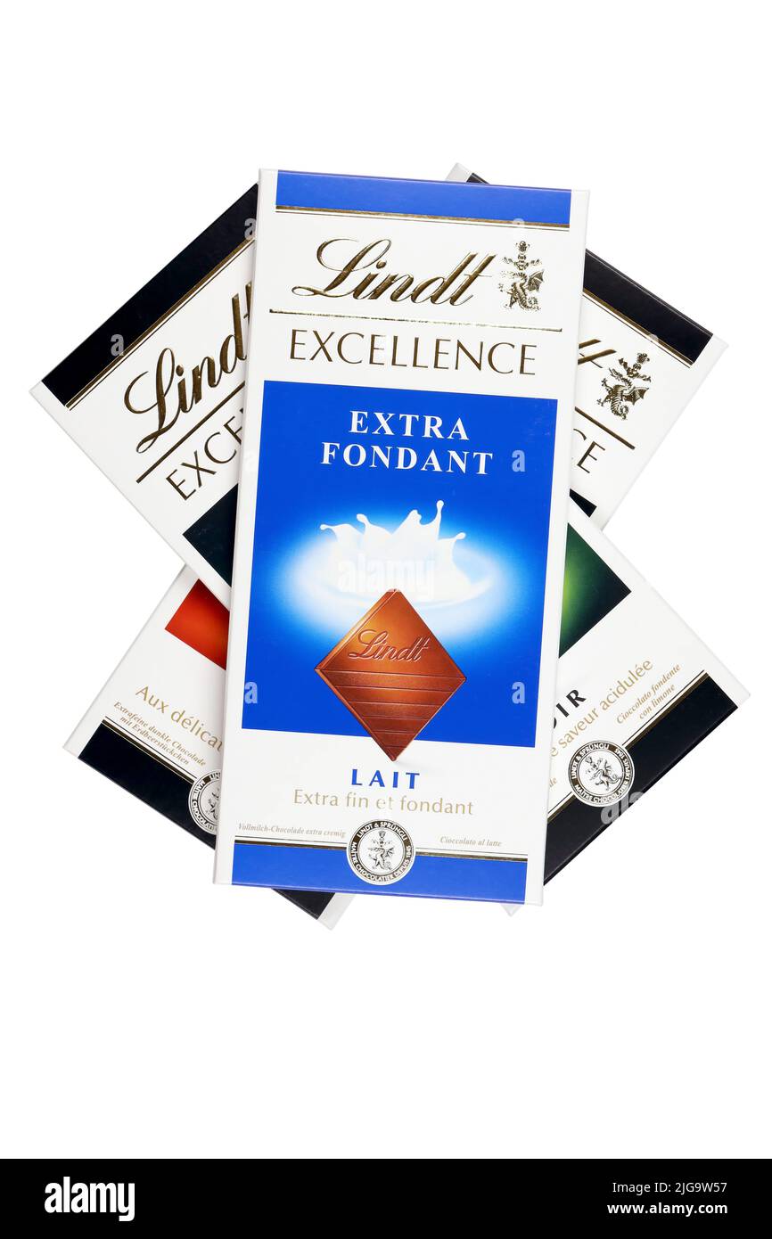 KHARKIV, UKRAINE - 18 DÉCEMBRE 2020 : barres de chocolat Lindt sur fond blanc. Lindt and Spruengli AG est un chocolatier et un compro de confiserie suisse Banque D'Images