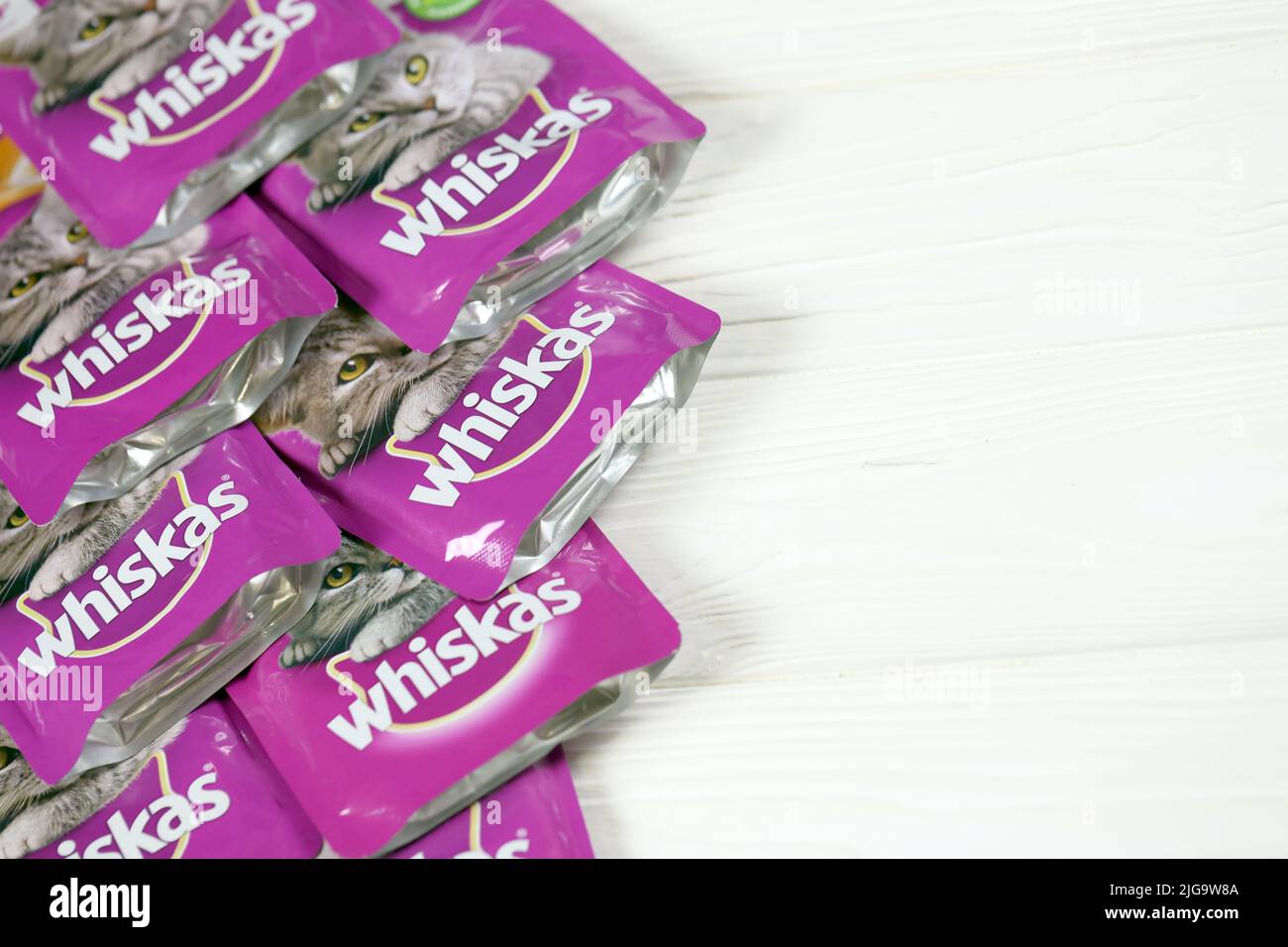 KHARKIV, UKRAINE - 06 FÉVRIER 2021 : gros plan sur les paquets de nourriture pour animaux de compagnie de marque Whiskas. Whiskas est une marque mondiale de nourriture pour chats produite par l'AME Banque D'Images