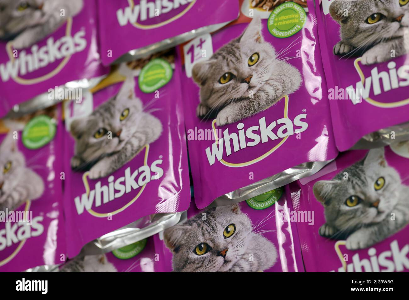 KHARKIV, UKRAINE - 06 FÉVRIER 2021 : gros plan sur les paquets de nourriture pour animaux de compagnie de marque Whiskas. Whiskas est une marque mondiale de nourriture pour chats produite par l'AME Banque D'Images
