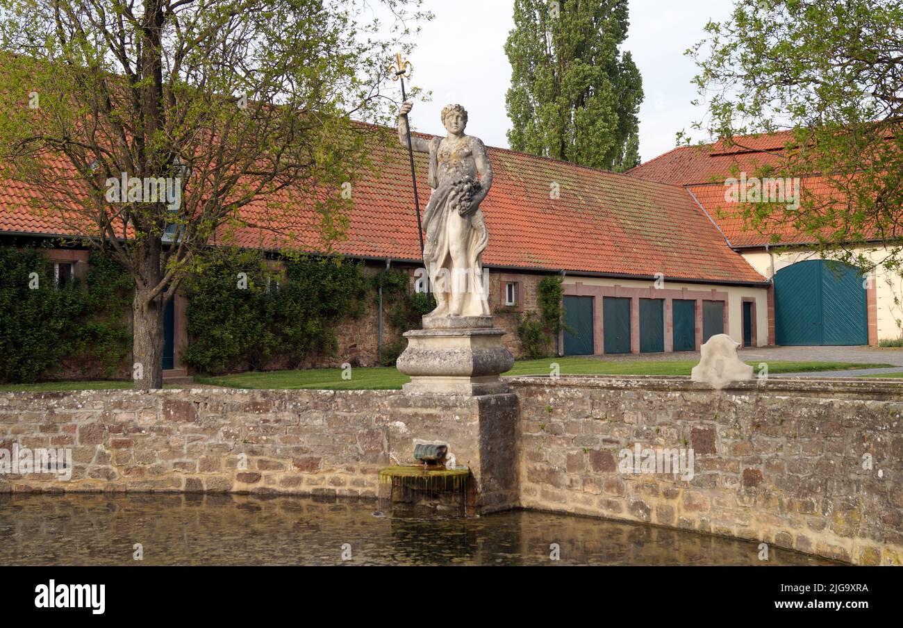 Schloss Fasanerie, palais du 1700s, près de Fulda, piscine d'eau avec sculpture de Bacchus, dans la cour de la maison, Eichenzell, Allemagne Banque D'Images