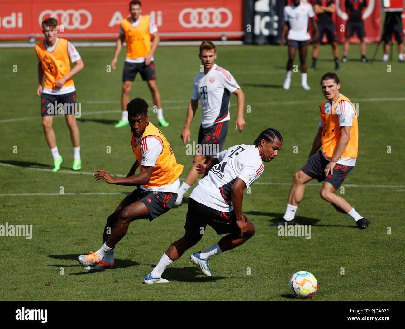 Munich, Allemagne. 8th juillet 2022. Serge Gnabry (avant R) du Bayern Munich et ses coéquipiers assistent à une séance d'entraînement pré-saison au terrain d'entraînement du club de football du Bayern Munich, rue Saebener, à Munich, en Allemagne, sur 8 juillet 2022. Credit: Philippe Ruiz/Xinhua/Alay Live News Banque D'Images