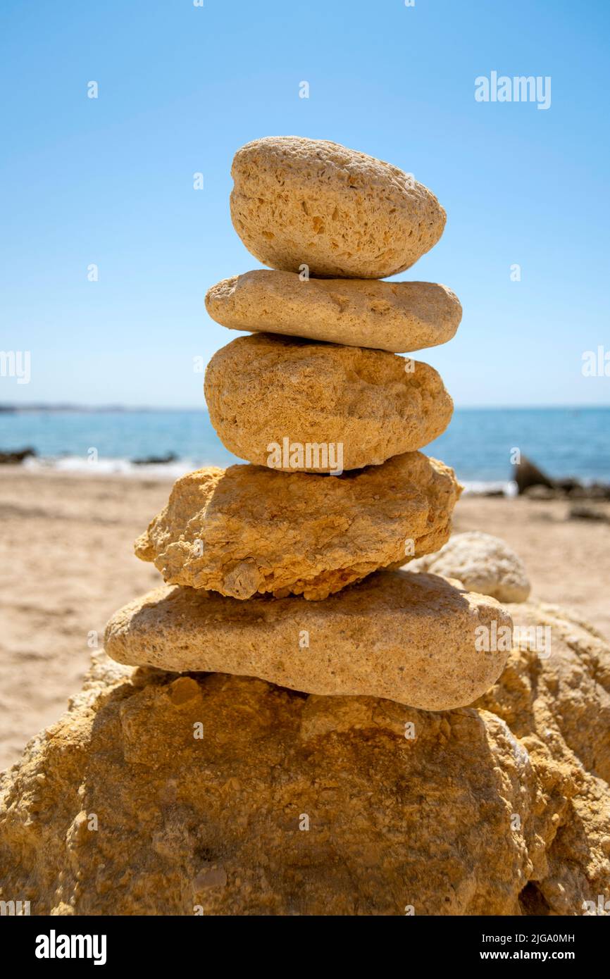 Les rochers de Mariolas, équilibre vertical avec les rochers de plage, vue sur le zen et la santé mentale près de l'océan. Vues spirituelles libres, pleine conscience et naturel. Banque D'Images