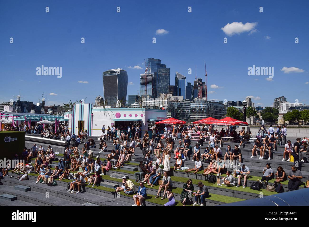 Londres, Royaume-Uni. 08th juillet 2022. Les gens regardent les matchs de tennis de Wimbledon sur un grand écran extérieur près de Tower Bridge à mesure que les températures montent dans la capitale. Crédit : SOPA Images Limited/Alamy Live News Banque D'Images