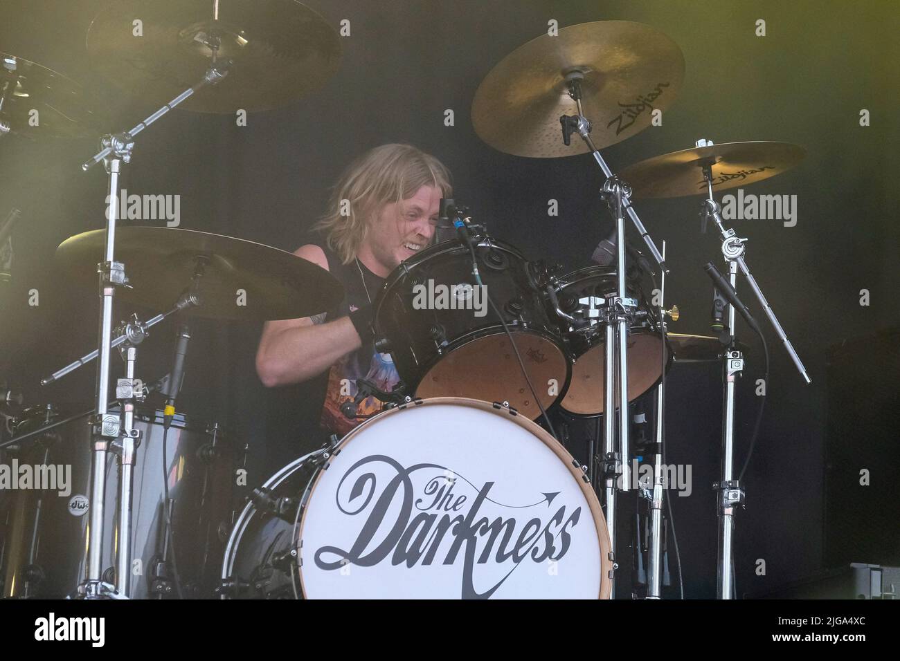 Super TEW, Royaume-Uni. 08th juillet 2022. Le batteur Rufus Tiger Taylor avec le groupe de rock britannique The Darkness, le groupe The Darkness joue en direct sur scène au Cornbury Festival. (Photo par Dawn Fletcher-Park/SOPA Images/Sipa USA) crédit: SIPA USA/Alay Live News Banque D'Images