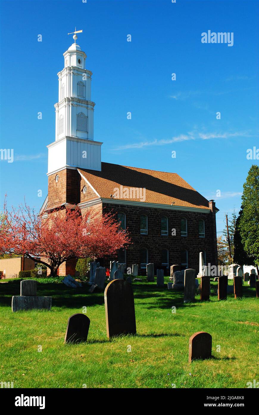 Un cimetière et un cimetière historiques se trouvent sur le terrain avec des fleurs de cerisiers en fleurs et en fleurs à l'église réformée néerlandaise de Fairfield, NJ Banque D'Images