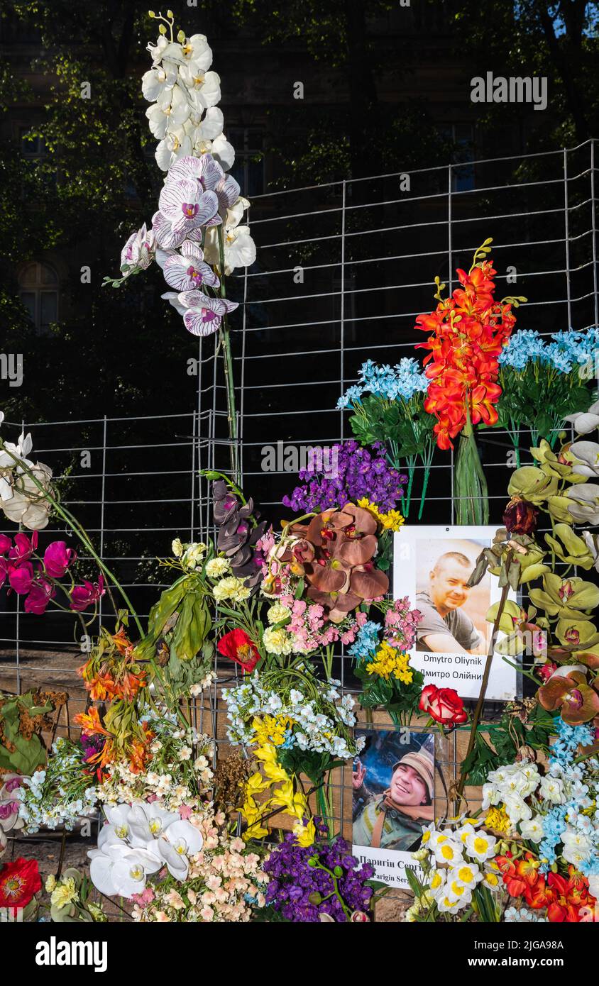 Un mur de mémoire est apparu dans le centre de Lviv en l'honneur des Ukrainiens qui sont morts (et pas seulement) dans la guerre menée contre nous par la Russie. Il s'agit d'une installation composée de photographies d'adultes et d'enfants de toute l'Ukraine qui sont morts pendant la guerre actuelle aux mains des occupants russes.tout le monde s'est approché du ìwallî et y a attaché des fleurs en l'honneur. L'événement a été organisé par Leo Soto, un américain de Miami, Floride, qui est venu en Ukraine spécifiquement à cette fin. Il a trouvé des photos des morts sur Internet, les a imprimées et les a plastifiées. Il a aussi acheté l'artimi Banque D'Images