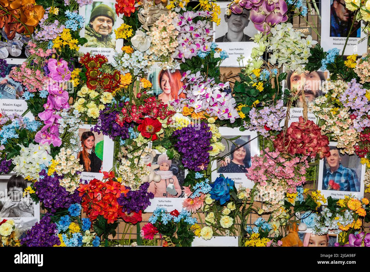 Un mur de mémoire est apparu dans le centre de Lviv en l'honneur des Ukrainiens qui sont morts (et pas seulement) dans la guerre menée contre nous par la Russie. Il s'agit d'une installation composée de photographies d'adultes et d'enfants de toute l'Ukraine qui sont morts pendant la guerre actuelle aux mains des occupants russes.tout le monde s'est approché du ìwallî et y a attaché des fleurs en l'honneur. L'événement a été organisé par Leo Soto, un américain de Miami, Floride, qui est venu en Ukraine spécifiquement à cette fin. Il a trouvé des photos des morts sur Internet, les a imprimées et les a plastifiées. Il a aussi acheté l'artimi Banque D'Images