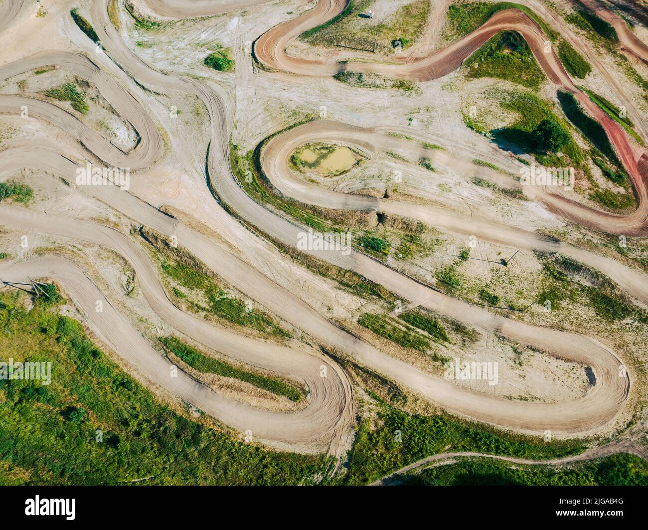 Piste de motocross au milieu d'une campagne verdoyante. Vue aérienne. Banque D'Images