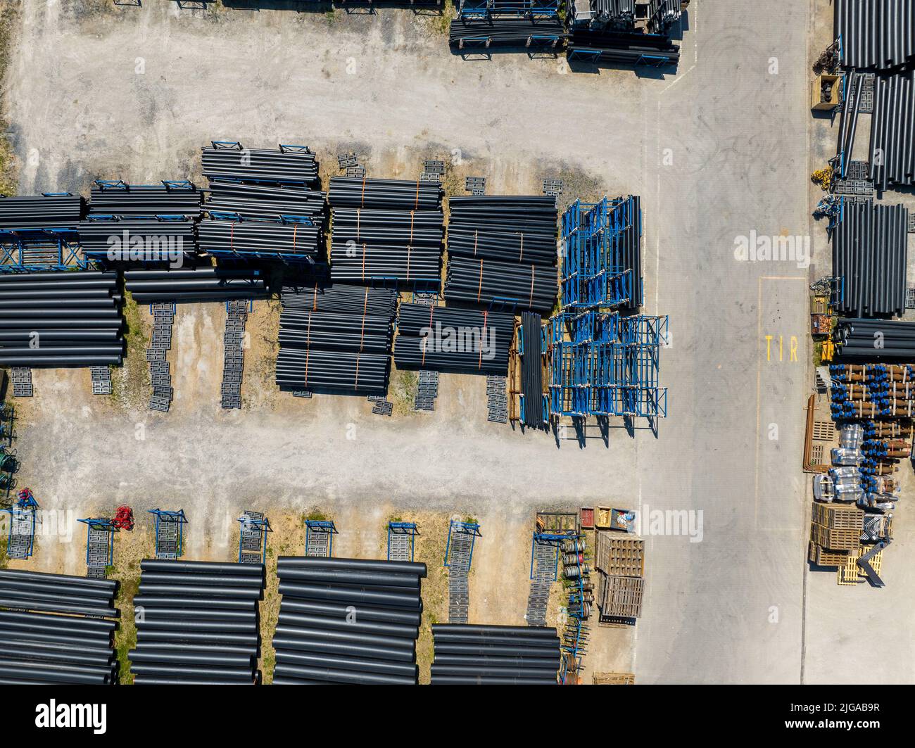 Tuyaux en polyéthylène. Vue aérienne du lieu de stockage industriel des tuyaux industriels en plastique. Banque D'Images