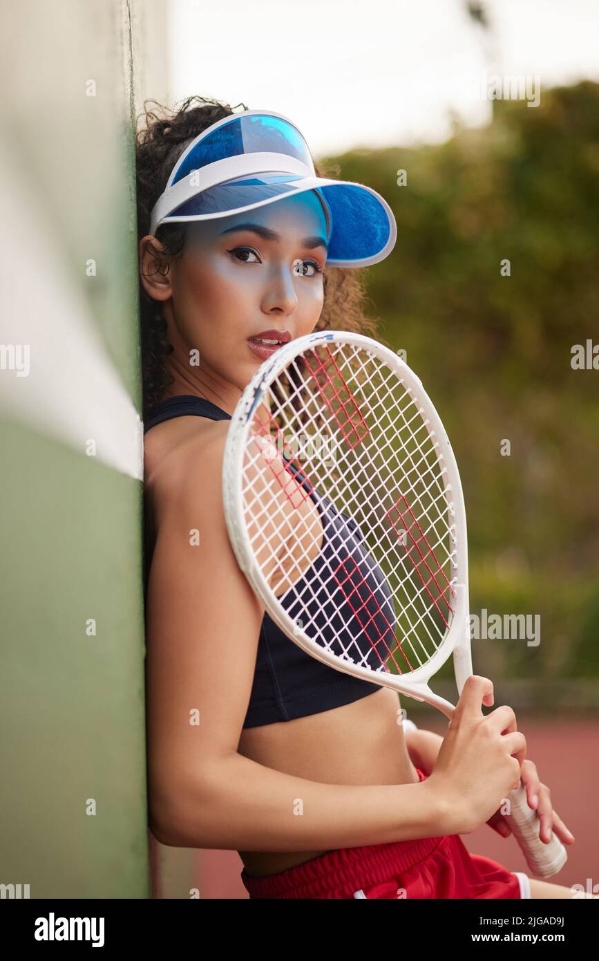 Je suis la compétition. Une joueuse de tennis pose avec une raquette. Banque D'Images