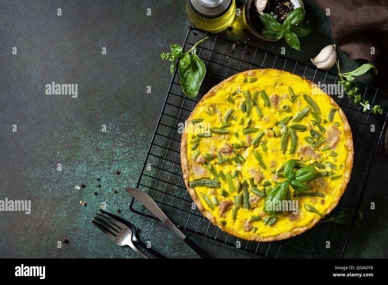 Сlassic quiche Lorraine avec thon, haricots verts et fromage doux. Quiche sans poussière avec œufs, poisson et légumes. Méditerranéen ketogenic sain d Banque D'Images