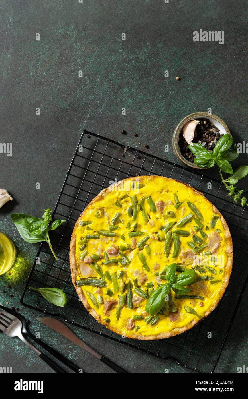 Сlassic quiche Lorraine avec thon, haricots verts et fromage doux. Quiche sans poussière avec œufs, poisson et légumes. Méditerranéen ketogenic sain d Banque D'Images