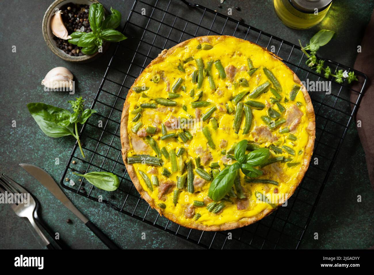 Сlassic quiche Lorraine avec thon, haricots verts et fromage doux. Quiche sans poussière avec œufs, poisson et légumes. Méditerranéen ketogenic sain d Banque D'Images