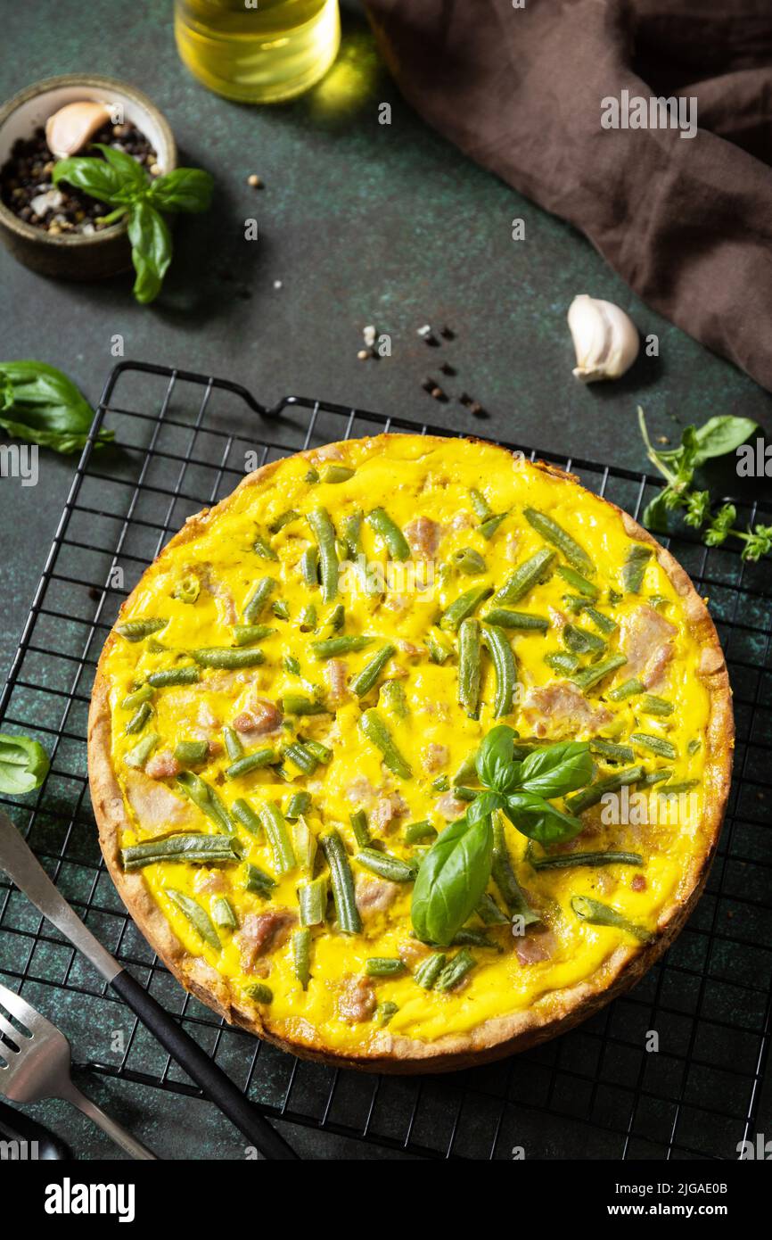 Сlassic quiche Lorraine avec thon, haricots verts et fromage doux. Quiche sans poussière avec œufs, poisson et légumes. Méditerranéen ketogenic sain d Banque D'Images