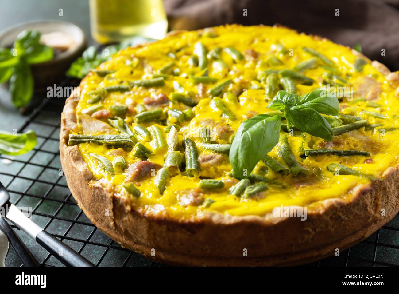 Сlassic quiche Lorraine avec thon, haricots verts et fromage doux. Quiche sans poussière avec œufs, poisson et légumes. Méditerranéen ketogenic sain d Banque D'Images