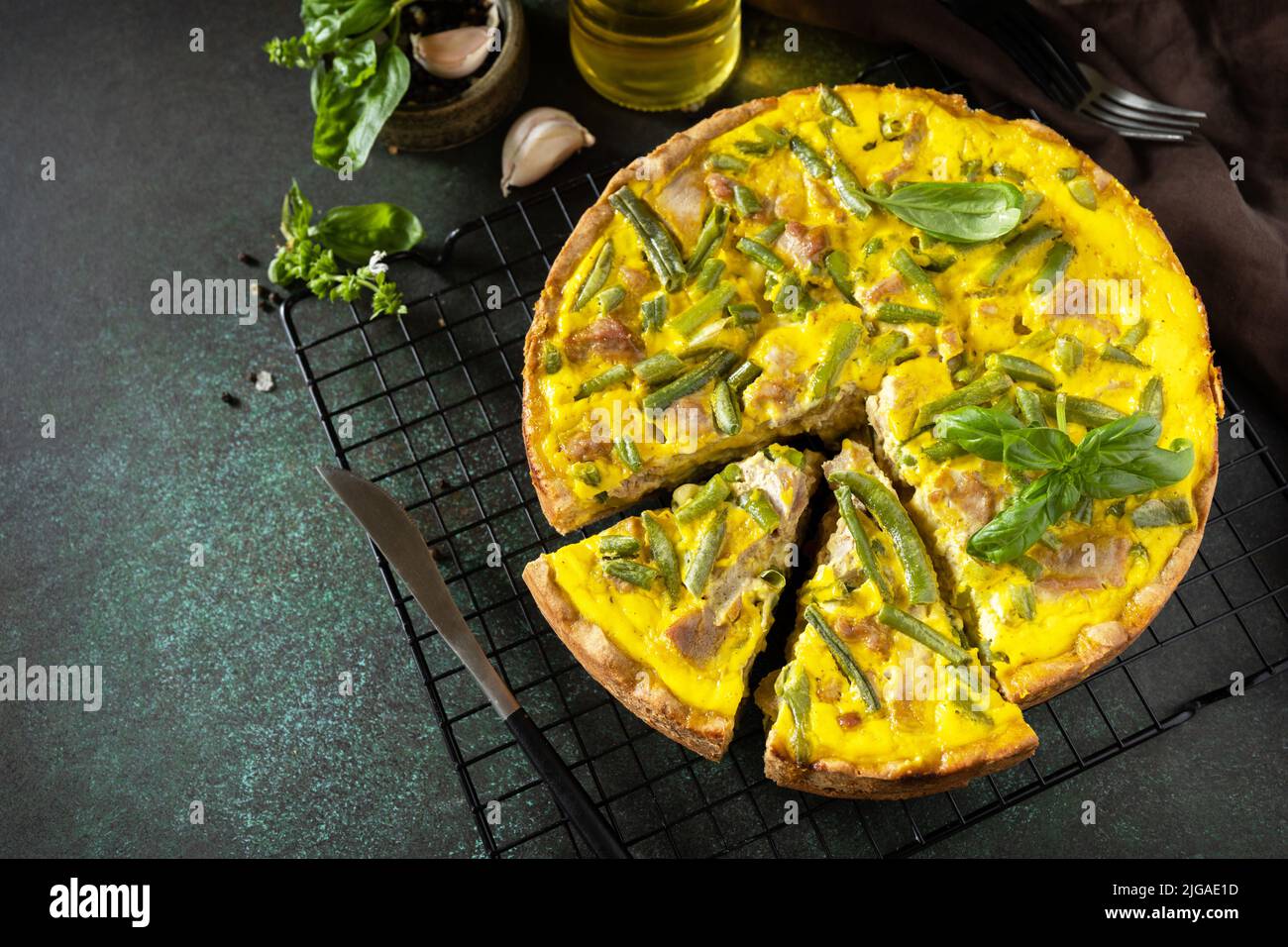 Сlassic quiche Lorraine avec thon, haricots verts et fromage doux. Quiche sans poussière avec œufs, poisson et légumes. Méditerranéen ketogenic sain d Banque D'Images