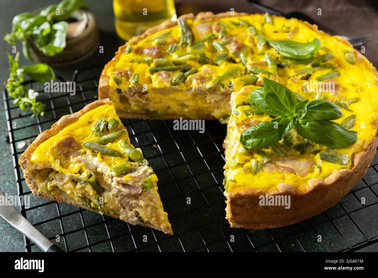 Сlassic quiche Lorraine avec thon, haricots verts et fromage doux. Quiche sans poussière avec œufs, poisson et légumes. Méditerranéen ketogenic sain d Banque D'Images