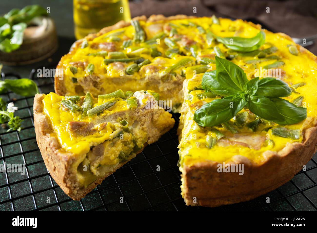 Сlassic quiche Lorraine avec thon, haricots verts et fromage doux. Quiche sans poussière avec œufs, poisson et légumes. Méditerranéen ketogenic sain d Banque D'Images