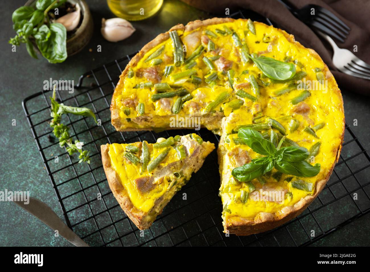 Сlassic quiche Lorraine avec thon, haricots verts et fromage doux. Quiche sans poussière avec œufs, poisson et légumes. Méditerranéen ketogenic sain d Banque D'Images