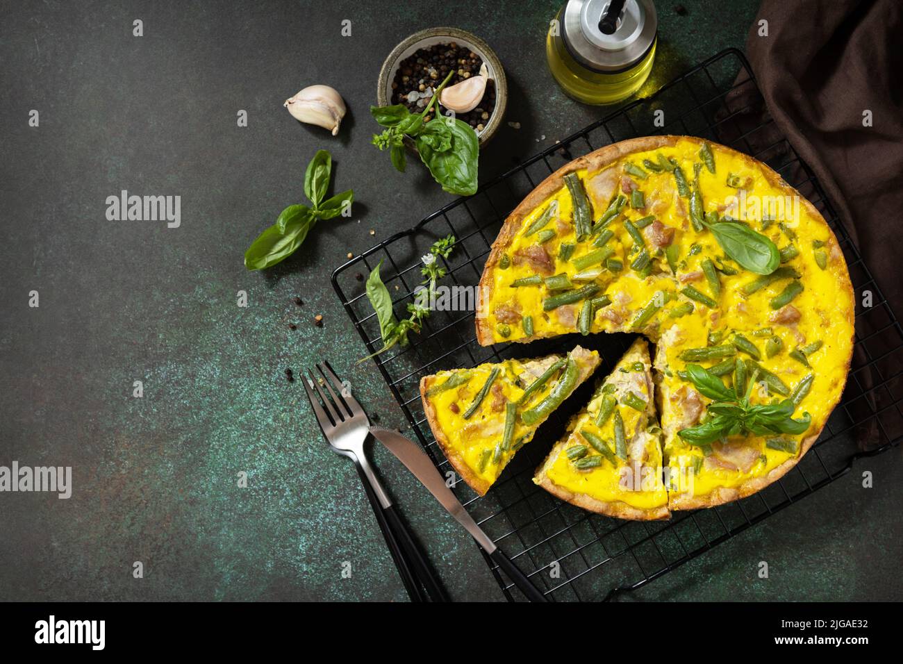 Сlassic quiche Lorraine avec thon, haricots verts et fromage doux. Quiche sans poussière avec œufs, poisson et légumes. Méditerranéen ketogenic sain d Banque D'Images