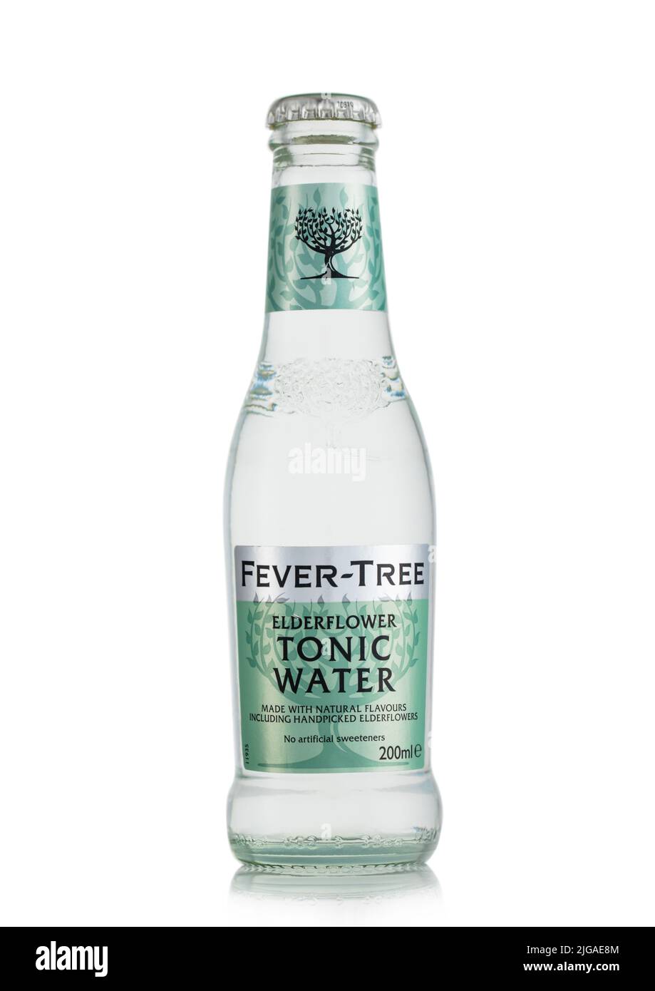 LONDRES, Royaume-Uni - 11 MAI 2022 : Elderflower Tonic Water by Fever Tree on White. Banque D'Images