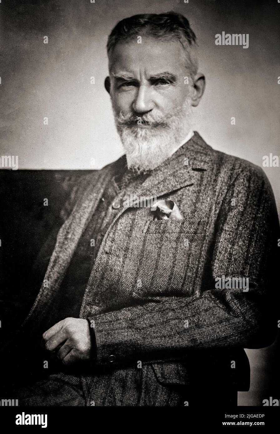 Un portrait de George Bernard Shaw (1856-1950), dramaturge irlandais, critique, polémiste et activiste politique, né à Dublin, mais déménagé à Londres en 1876. Son influence sur le théâtre, la culture et la politique occidentaux s'est étendue de 1880s à sa mort et au-delà. Il a écrit plus de soixante pièces de théâtre, y compris des œuvres majeures comme Man et Superman (1902) et Pygmalion (1913), Shaw est devenu le dramaturge principal de sa génération, et en 1925 a reçu le prix Nobel de littérature. Banque D'Images