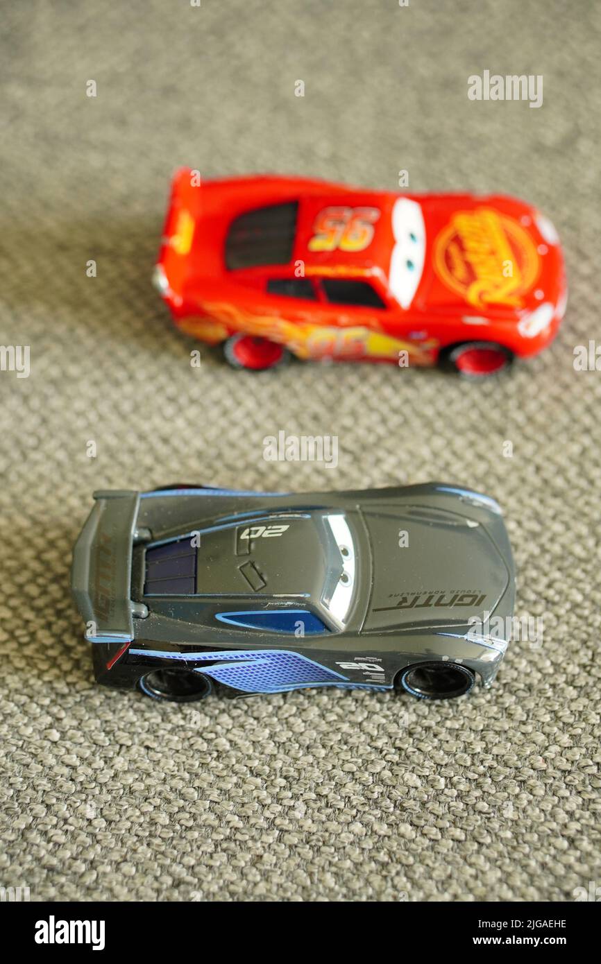 Un gros plan vertical des voitures de sport Mattel Jackson Storm et Lightning McQueen du film Disney Pixar Cars Banque D'Images