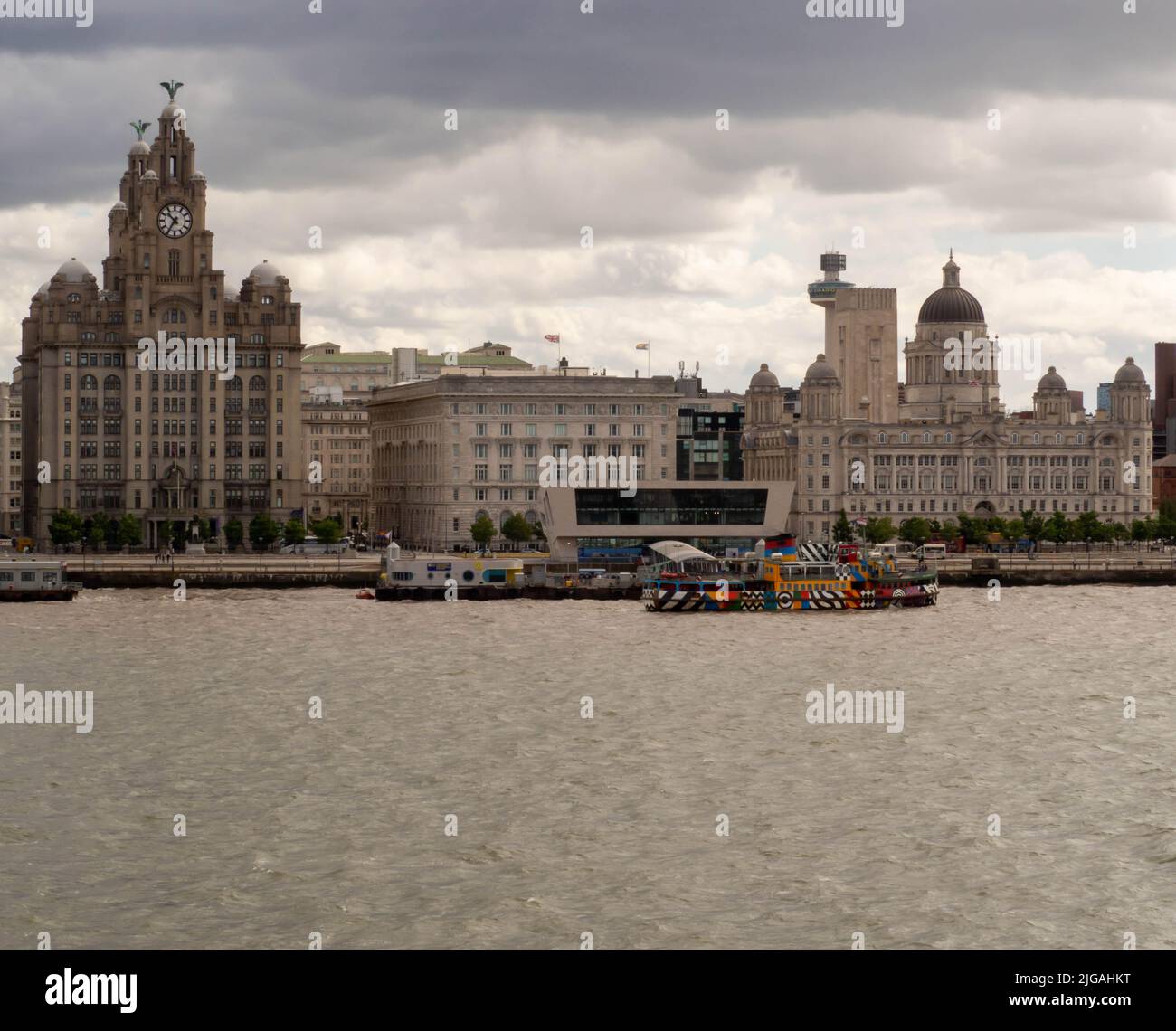 Le paysage emblématique de Liverpool sur la rivière Mersey, y compris le bâtiment du foie, le Liverpool Museum pittoresque ferry amusant. Banque D'Images