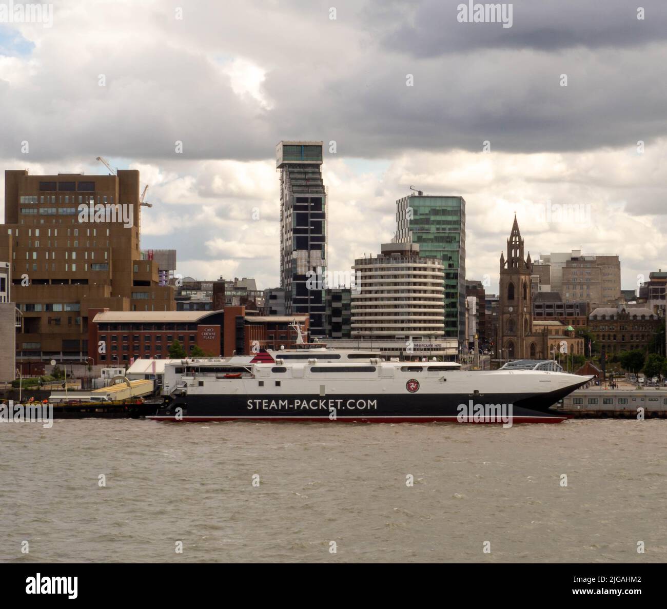 SteamPacket Company charge des passagers dans le Royal Albert Dock Liverpool Banque D'Images