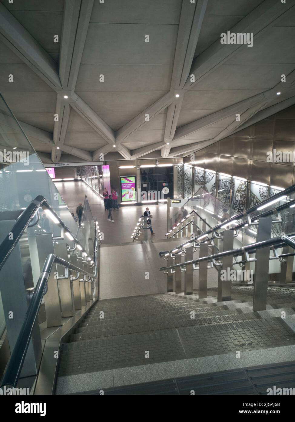 Elizabeth Line, Liverpool St, Londres, Royaume-Uni, mai 2022. Escaliers roulants donnant accès aux nouveaux trains Elizabeth Line, Liverpool Street, métro de Londres, Londres, EC2, Angleterre. Banque D'Images