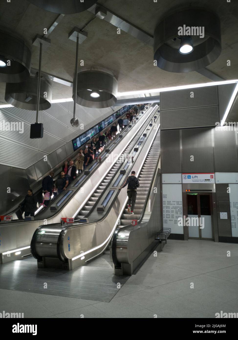 Elizabeth Line, Tottenham CT Rd, Londres, Royaume-Uni, mai 2022. Les escaliers mécaniques de la nouvelle station Tottenham court Road permettent d'accéder à la ligne Elizabeth, station de métro de Londres, W1, Angleterre. Banque D'Images