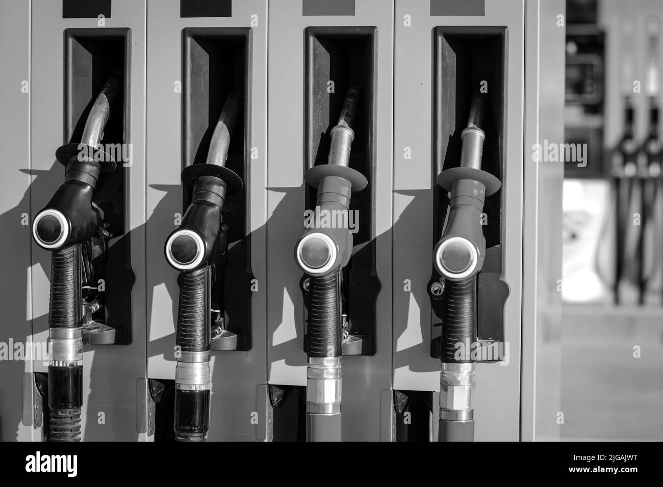 Détails de faible profondeur de champ (mise au point sélective) avec pompes à carburant dans une station-service. Banque D'Images