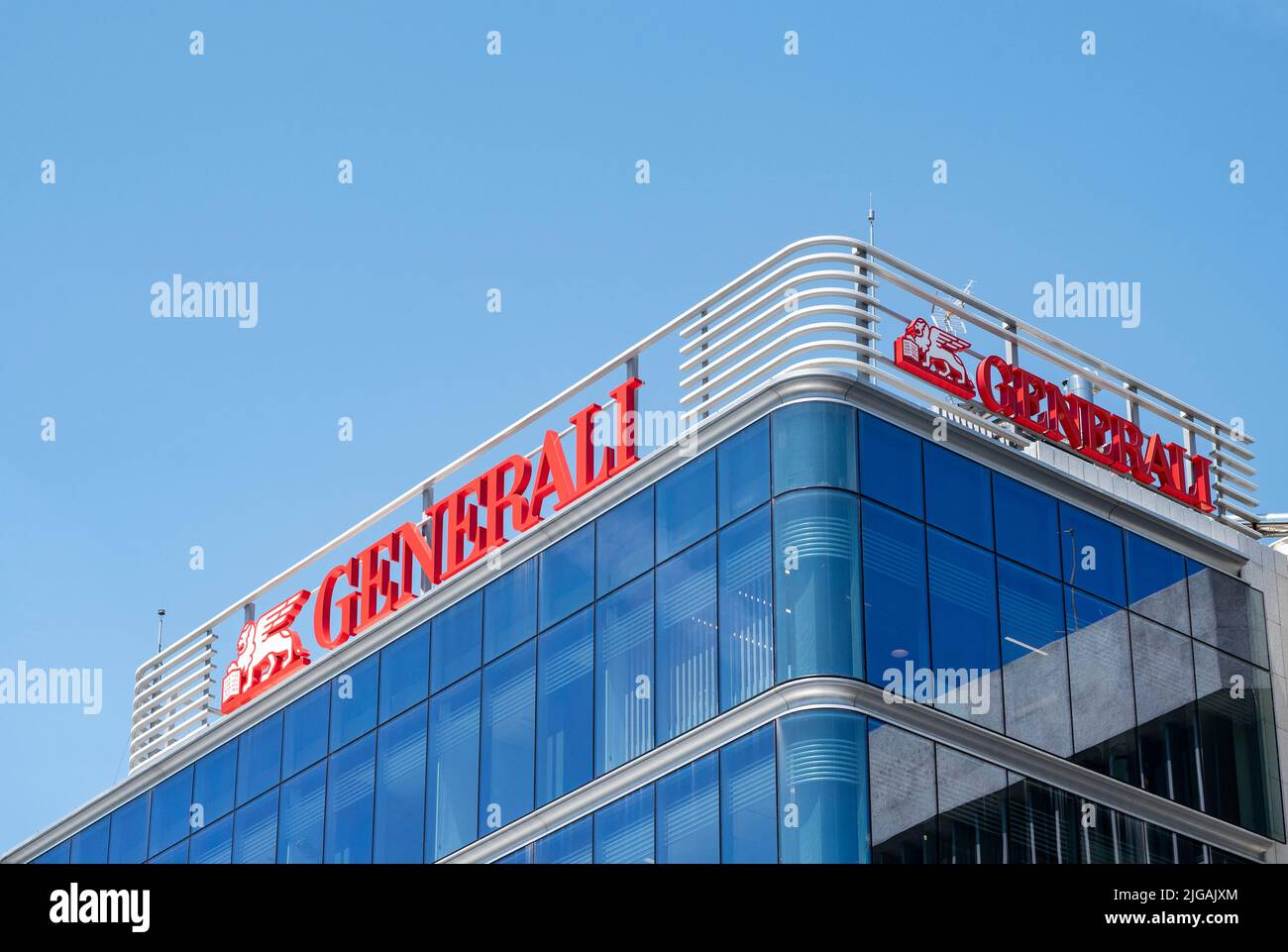 Le logo de la compagnie d'assurance italienne Generali est visible au-dessus de son immeuble de bureaux en Espagne. Banque D'Images