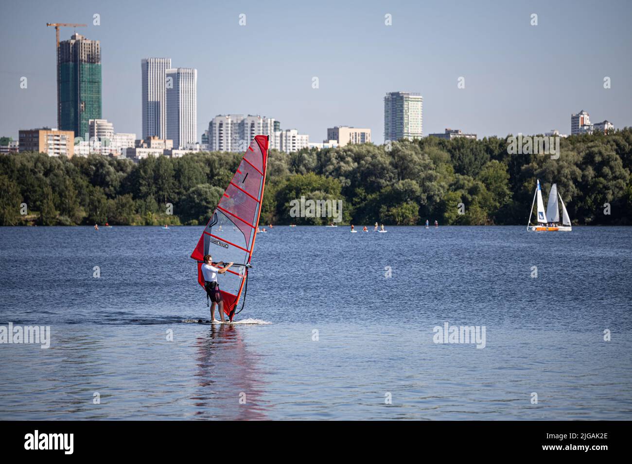 Moscou, Russie - 01 juillet 2022 : homme naviguant sur un voilier, planche à voile. Photo de haute qualité Banque D'Images