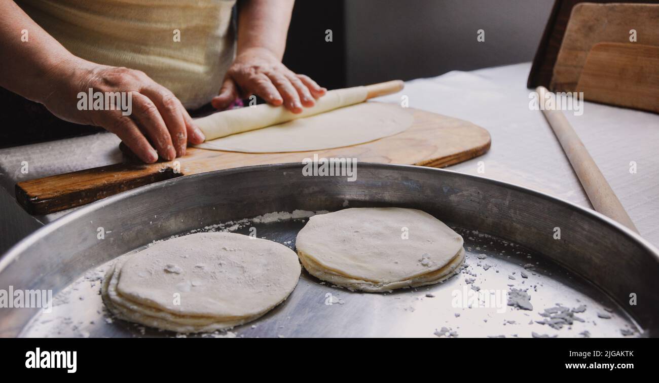Gros plan de la préparation féminine de pâte pour la Baklava, de la Baklava maison avec des noix, de la recette traditionnelle turque de style ancien, de la pâtisserie alimentaire Banque D'Images