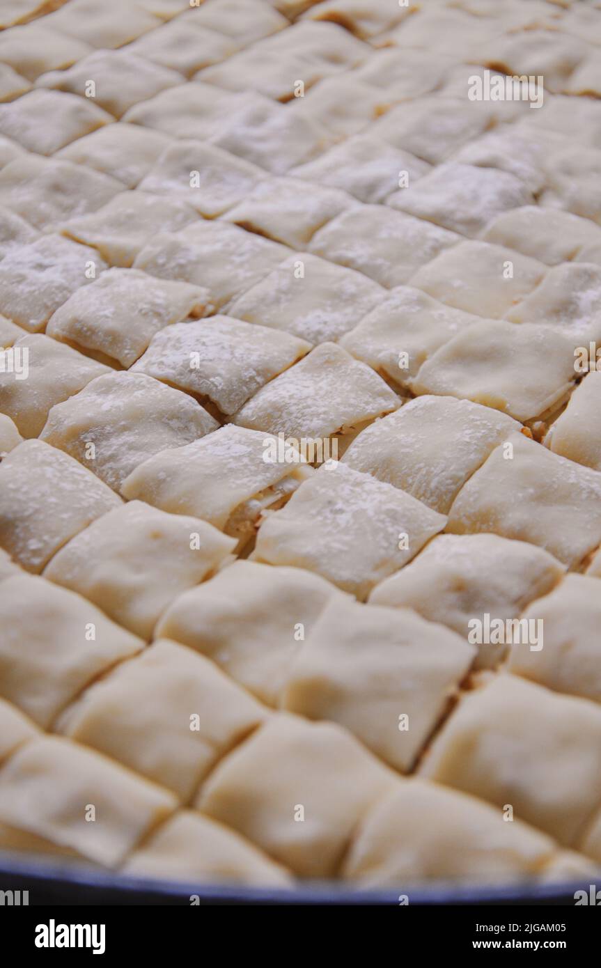 Le processus de fabrication d'un délicieux Baklava, Baklava maison avec des noix, recette traditionnelle turque de style ancien, pâtisserie alimentaire Banque D'Images