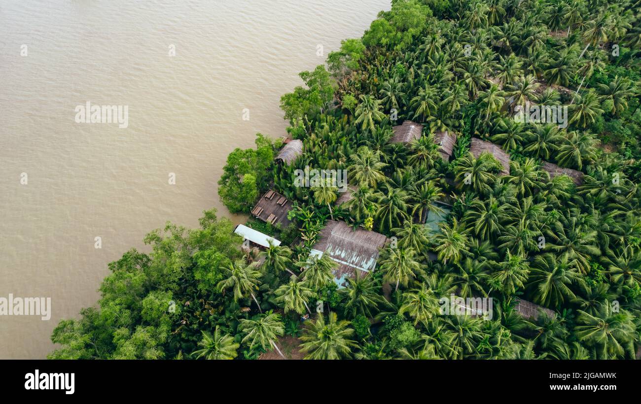 hôtel homestay situé sur la côte de la jungle tropicale du mékong brun à Ben Tre Vietnam Banque D'Images