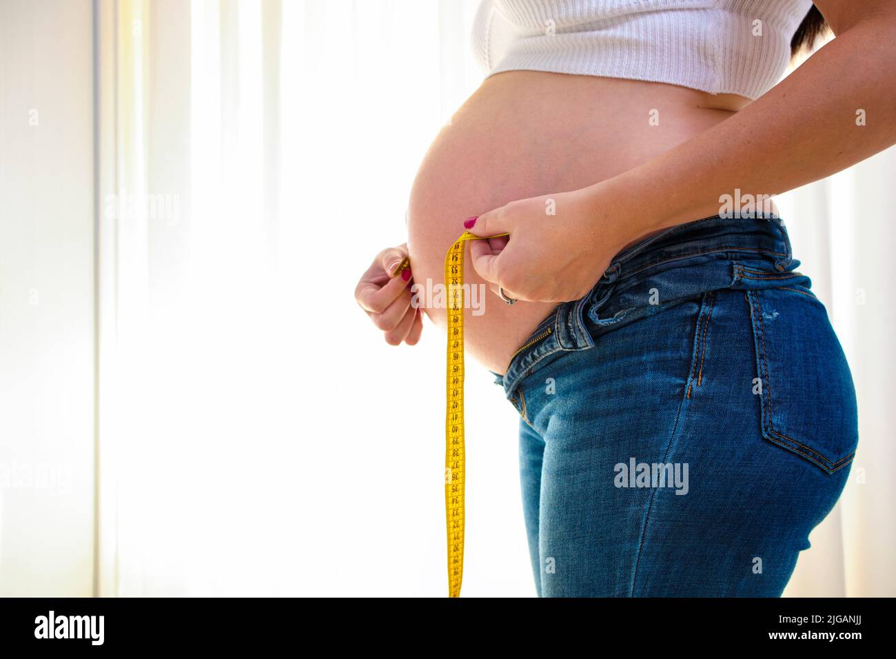 Femme enceinte la mesure de son ventre Banque D'Images
