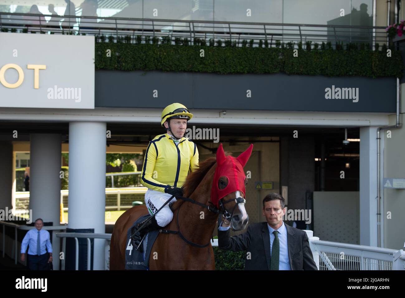 Ascot, Berkshire, Royaume-Uni. 8th juillet 2022. Horse Sea le casep, monté par le jockey Jamie Spencer, se dirige sur l'hippodrome pour les piquets de la course de long Harbour Derek Lucie-Smith handicap aux courses d'Ascot. Crédit : Maureen McLean/Alay Live News Banque D'Images