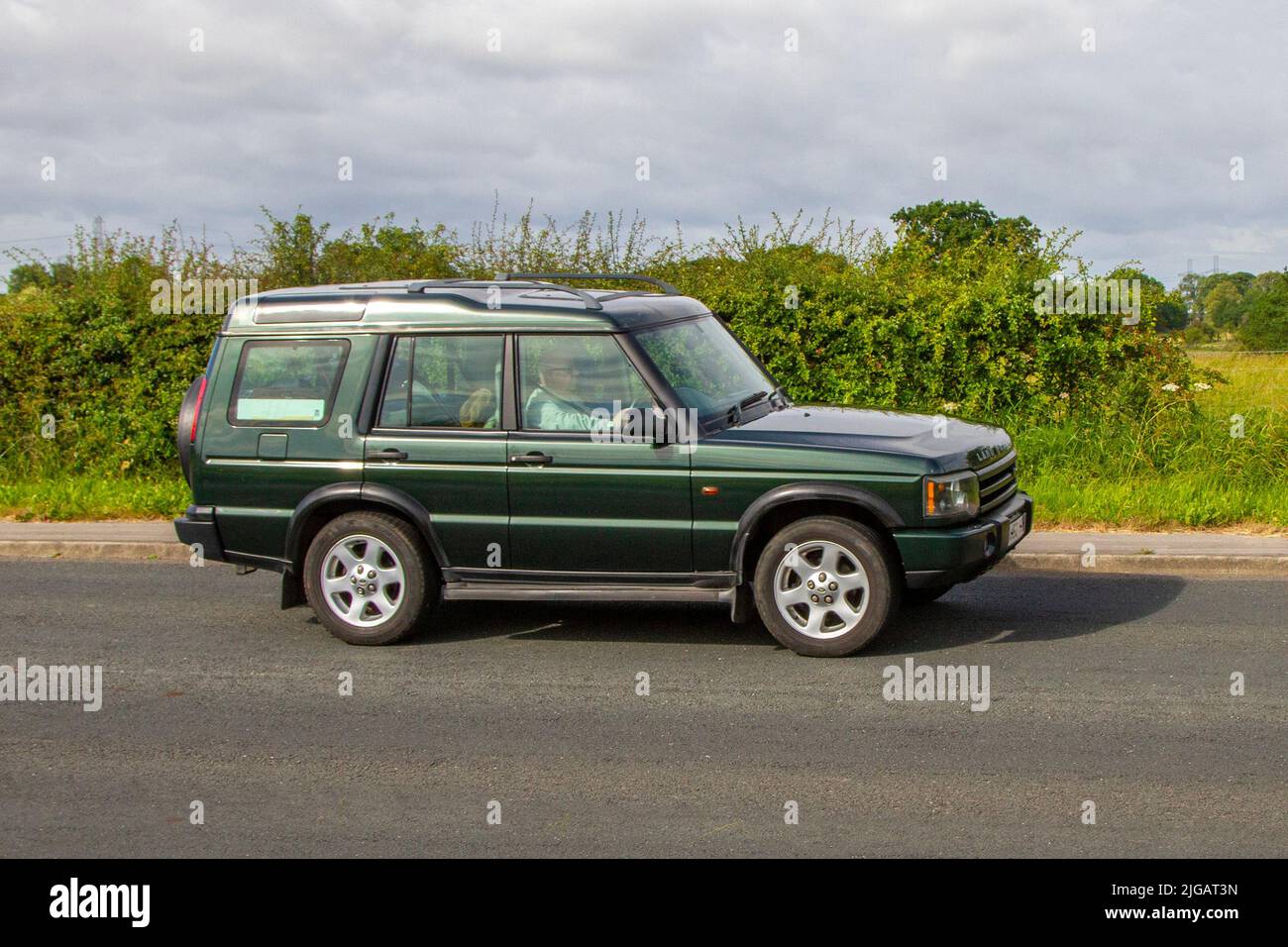 2002 vus 4x4 vert Land Rover Discovery 2495cc 5 vitesses manuel ; en route vers la Tour Hoghton pour la rencontre de voitures Supercar Summer Showtime organisée par les Great British Motor shows à Preston, Royaume-Uni Banque D'Images