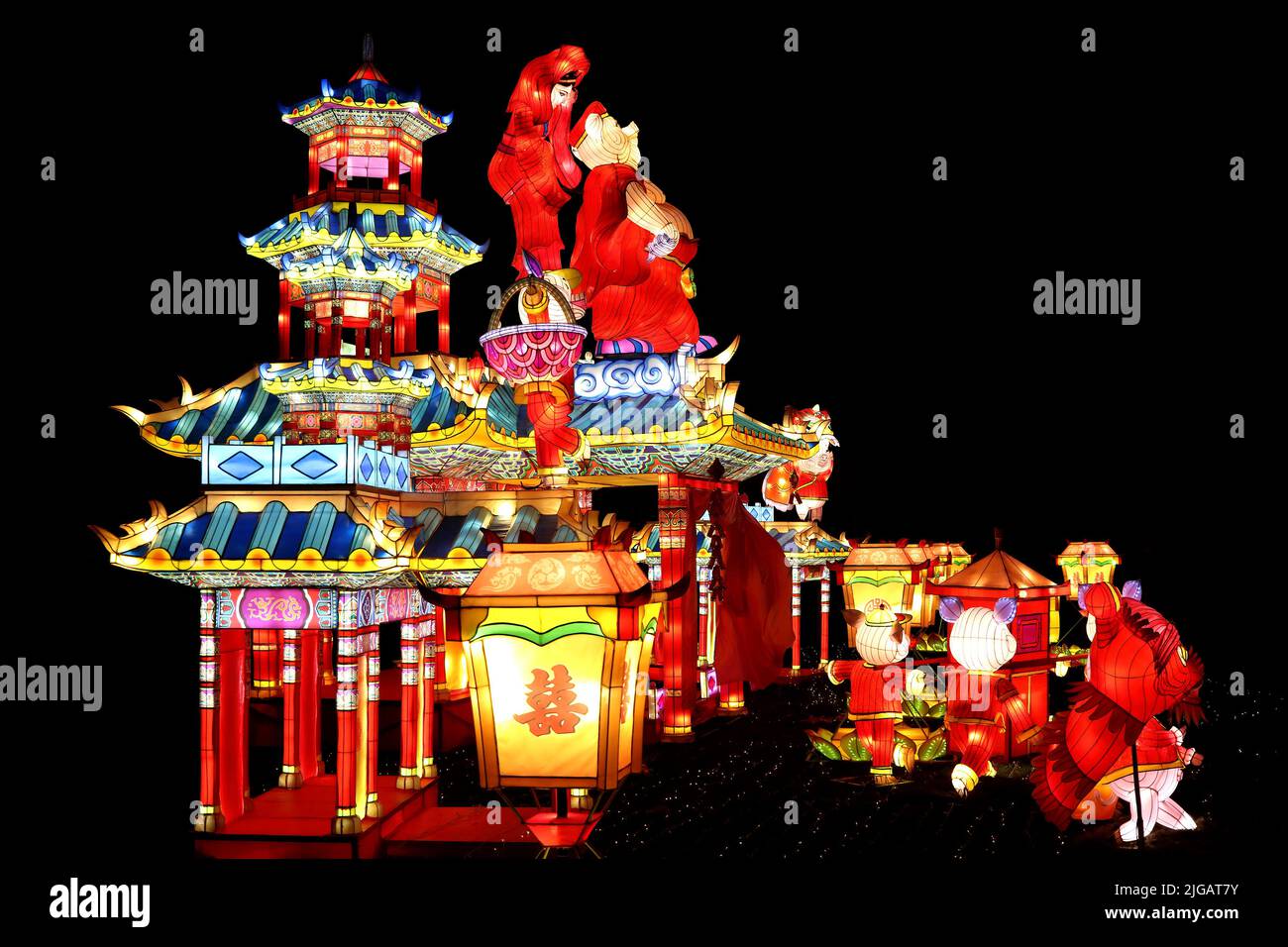 PAKRUOJIS / LITUANIE - 29 décembre 2019: Personnages chinois traditionnels colorés au Festival de lumière les grandes lanternes de Chine Banque D'Images