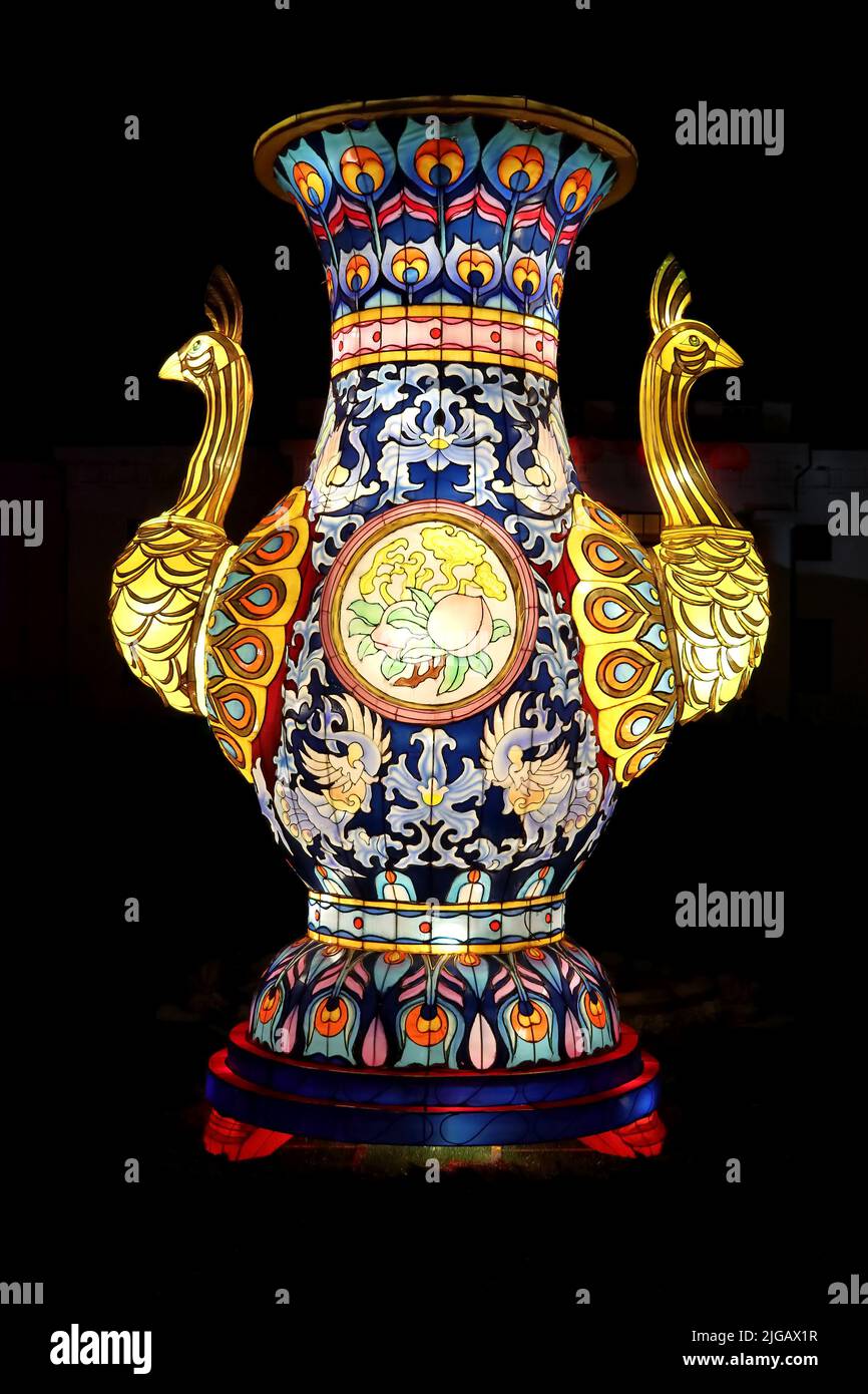 PAKRUOJIS / LITUANIE - 29 décembre 2019: Vase chinois traditionnel coloré au Festival de lumière les grandes lanternes de Chine Banque D'Images