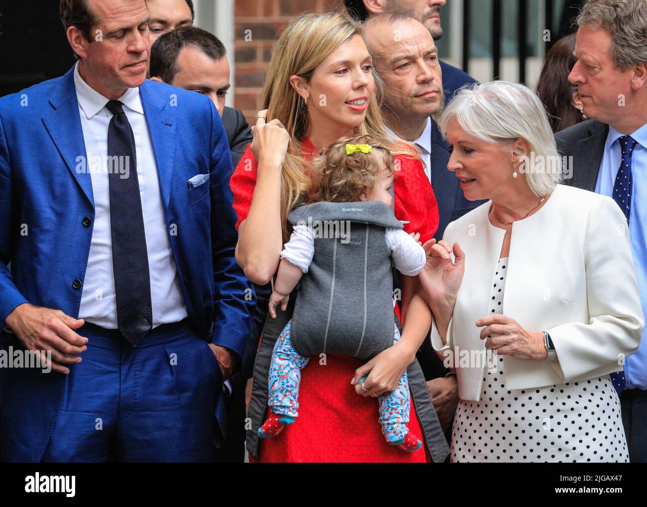 Londres, Royaume-Uni, 07th juillet 2022. L'épouse de Boris Johnson, Carrie Johnson, avec bébé Romy et Nadine Dorries, regardant la démission à Downing Street, Londres, Royaume-Uni Banque D'Images