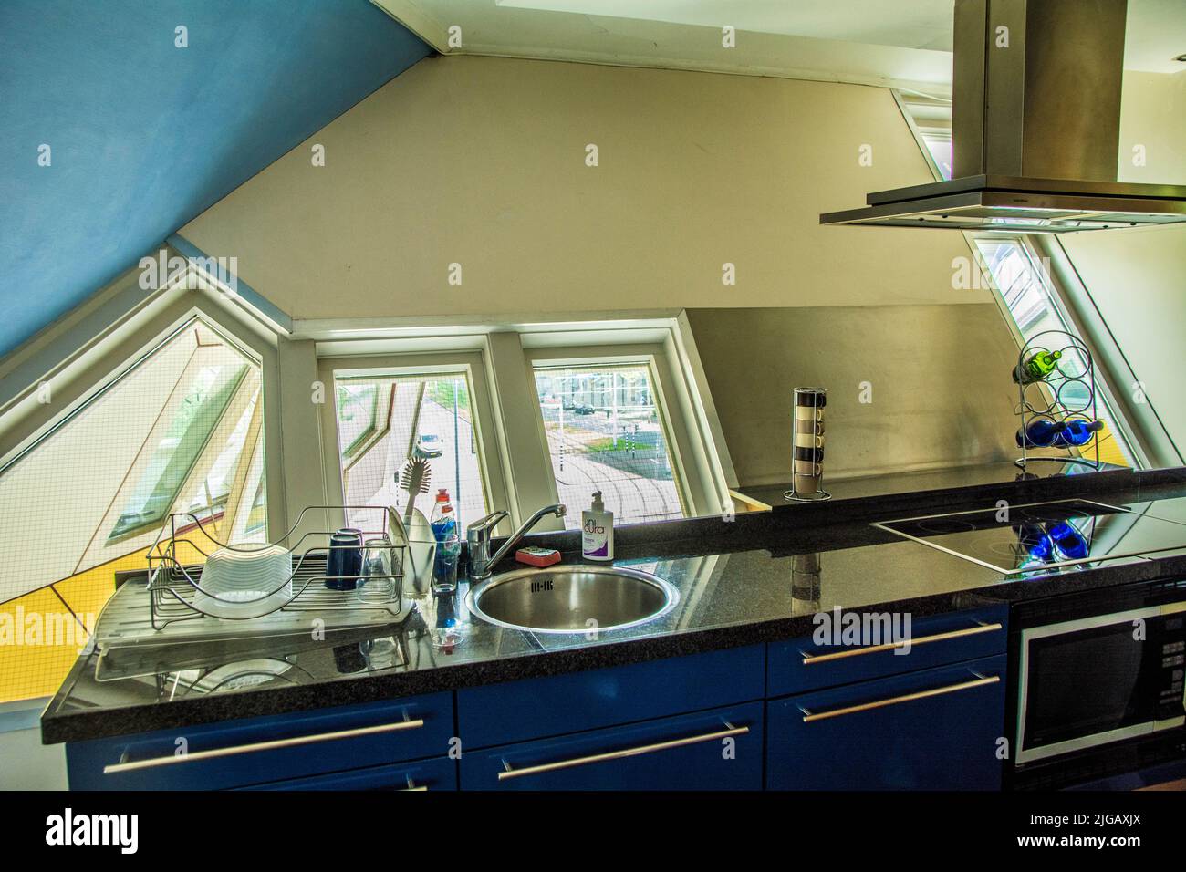 La maison moderne de cube jaune de l'intérieur à Rotterdam, pays-Bas Banque D'Images