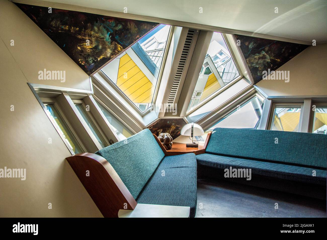 La maison moderne de cube jaune de l'intérieur à Rotterdam, pays-Bas Banque D'Images
