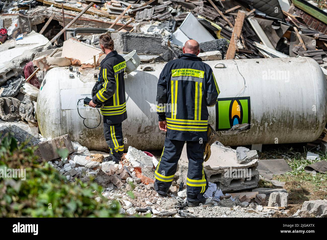 Hemer, Allemagne. 09th juillet 2022. Les pompiers prennent une lecture sur un réservoir de gaz parmi les gravats. Le lendemain de l'explosion et de l'effondrement d'un immeuble d'appartements, une femme disparue ne pouvait être récupérée que des décombres. Credit: Markus Klümper/Sauerlandreporter/dpa/Alay Live News Banque D'Images